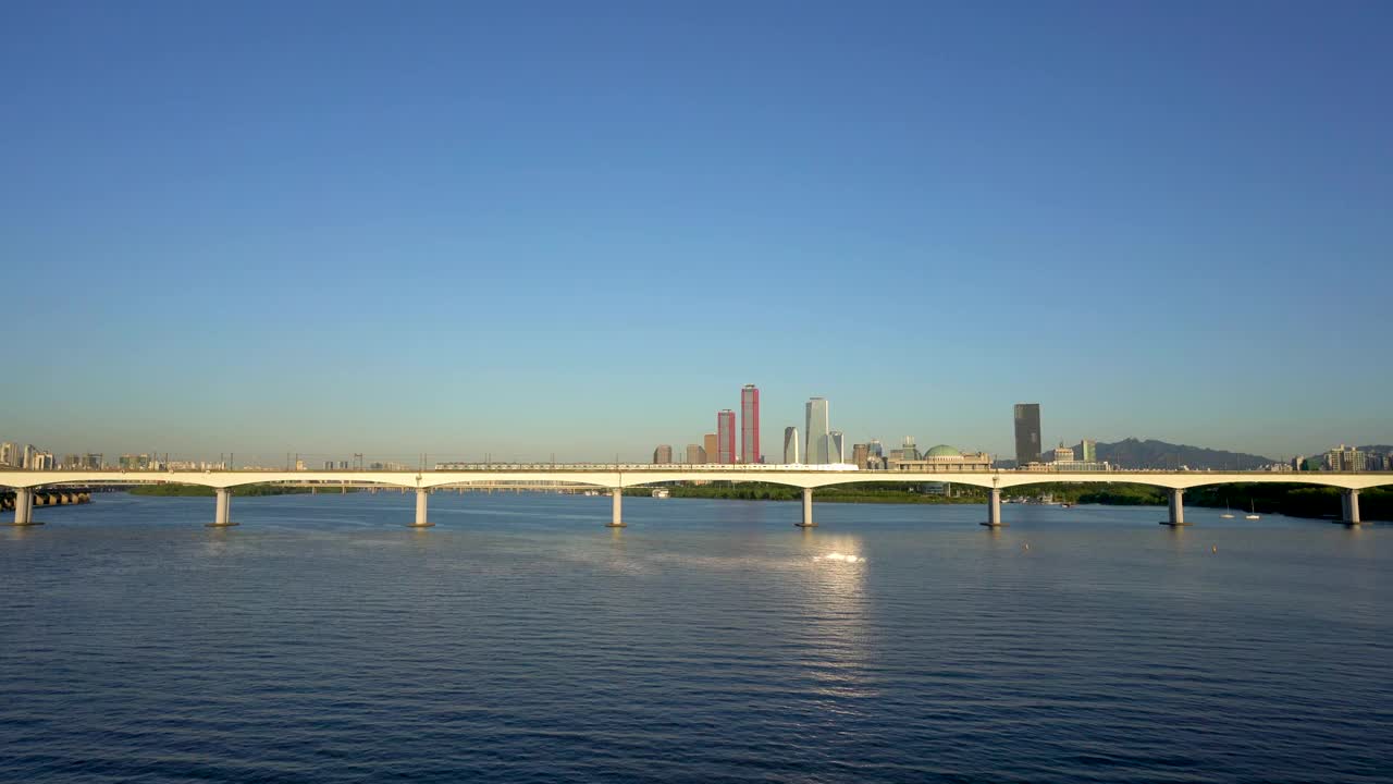 韩国首尔永登浦区汝矣岛附近的市中心和汉江附近的堂山铁路桥视频素材