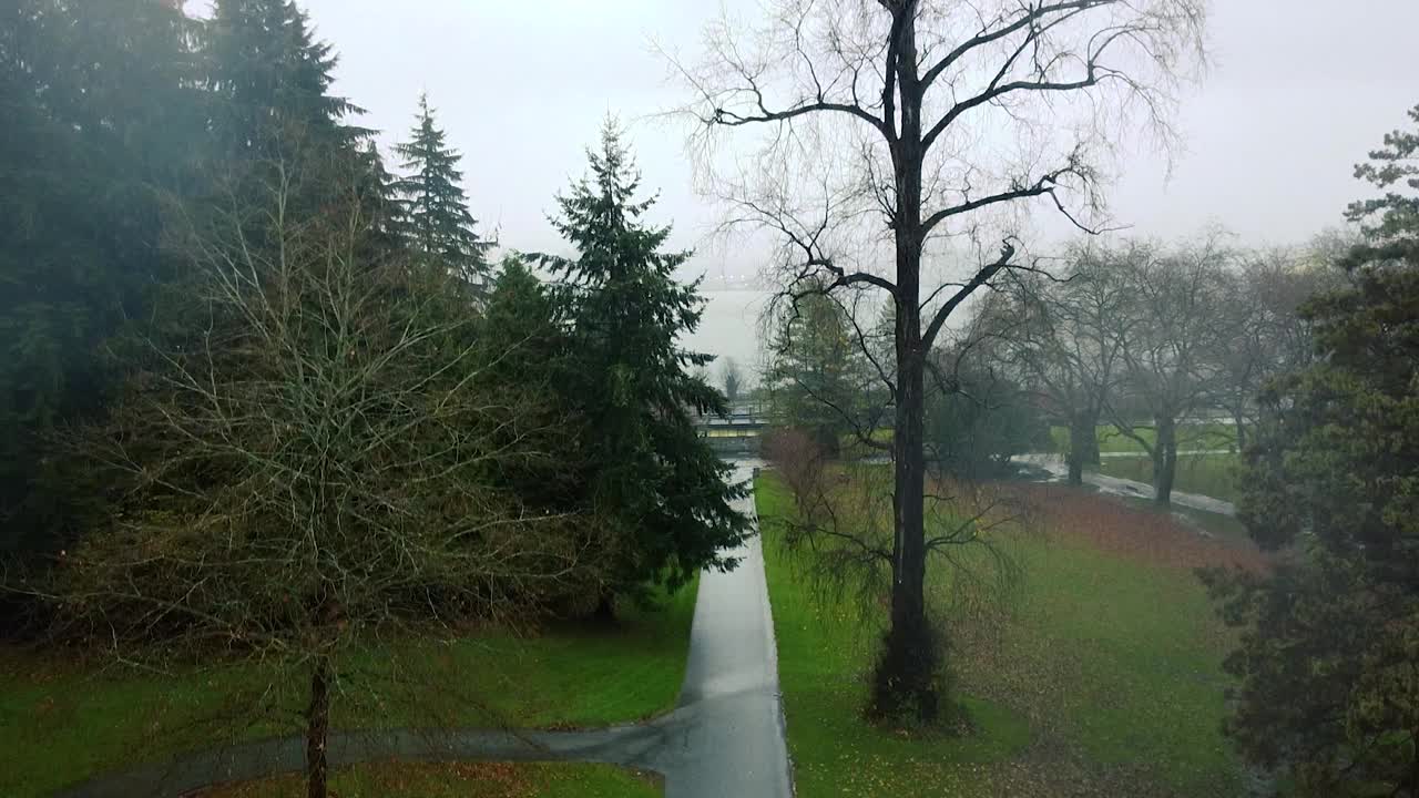 温哥华公园里空荡荡的步道视频素材