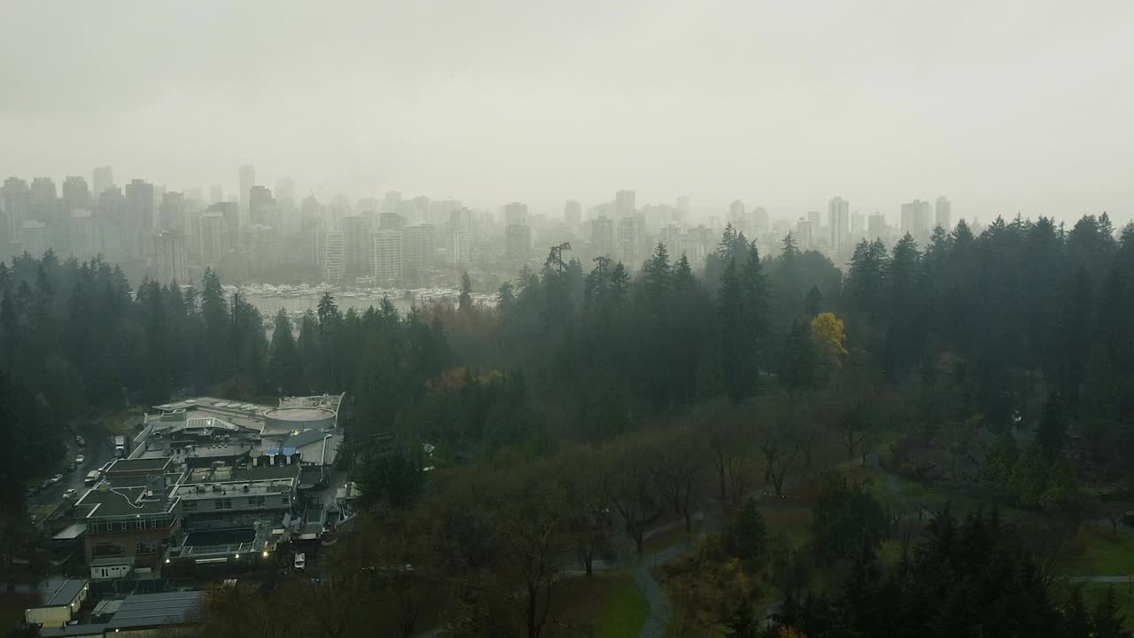 在下雨天，温哥华市中心和游艇的首次航拍视频素材