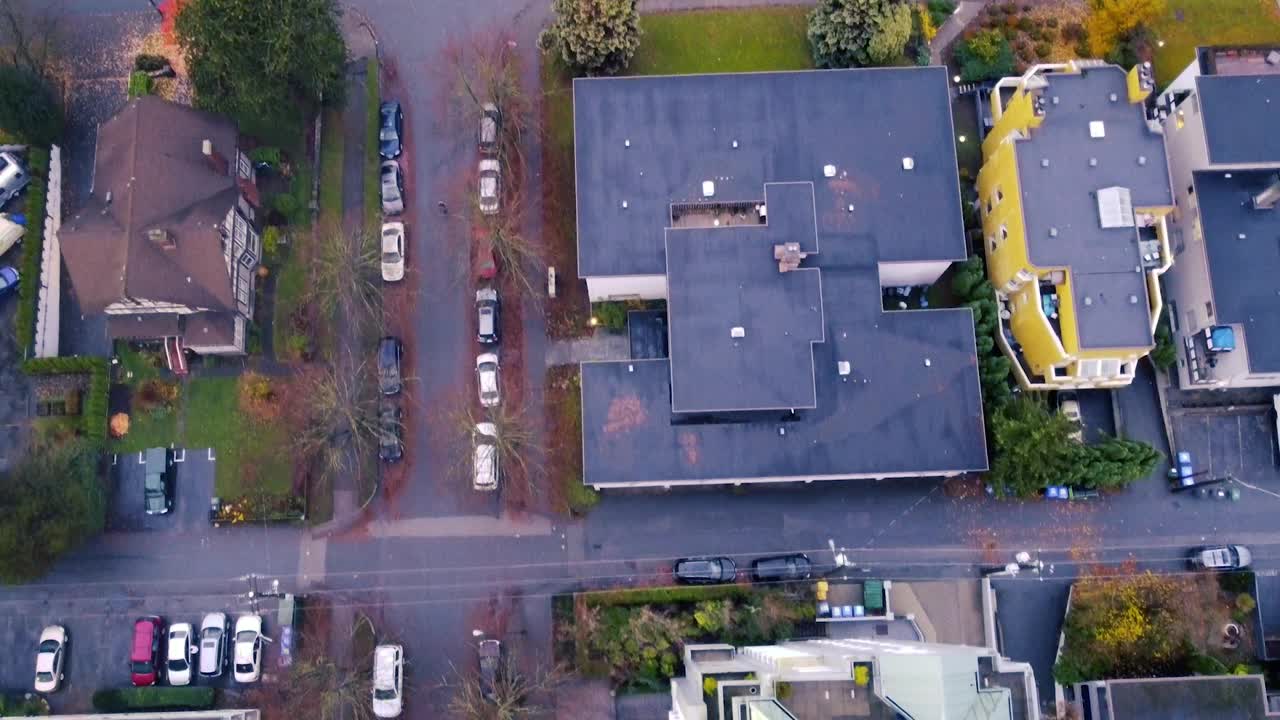 温哥华秋天傍晚的屋顶和道路的俯视图视频素材