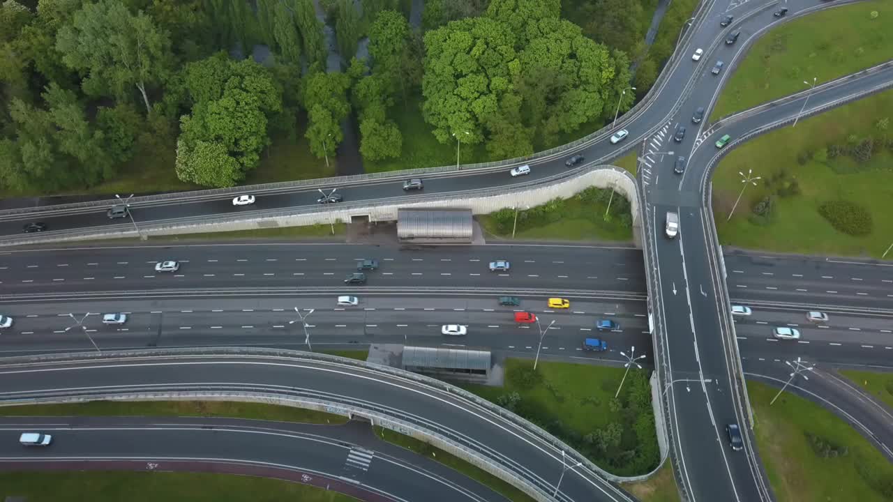 高峰时段高速公路上堵车的车辆鸟瞰图视频素材