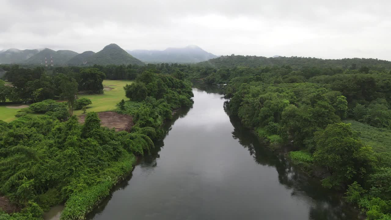 鸟瞰绿色大自然，宁静河流，雨后飞越热带绿色森林视频素材