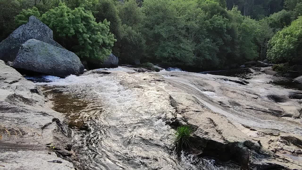 西班牙蓬特韦德拉省乌米亚河塞加德瀑布的自然地方视频素材