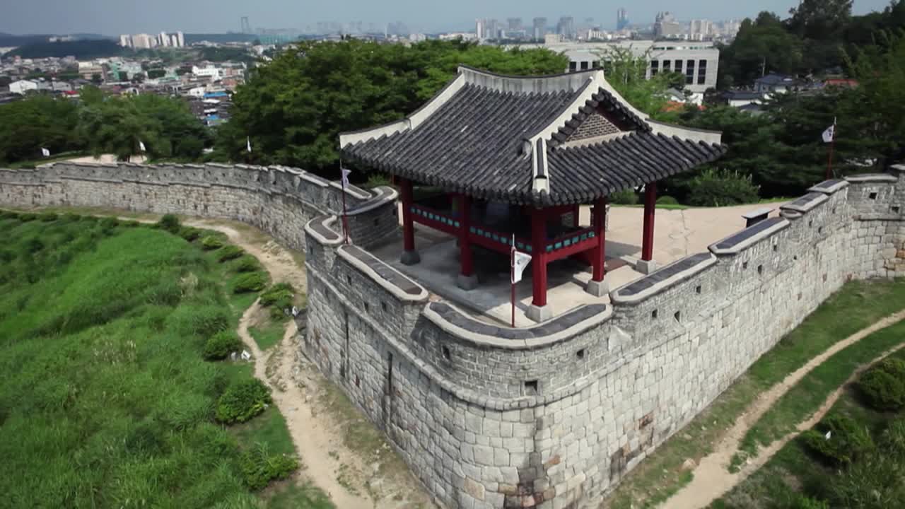 韩国京畿道水原市水原华城和市中心的风景视频素材