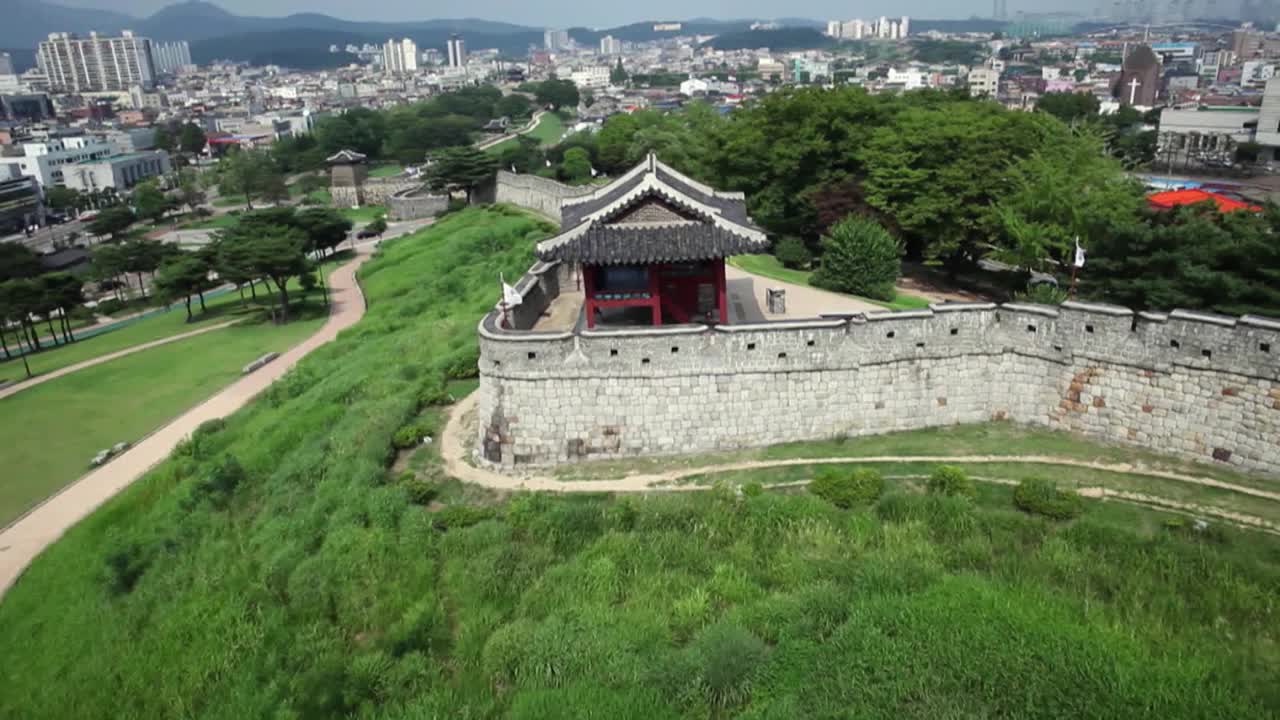 韩国京畿道水原市水原华城和市中心的风景视频素材