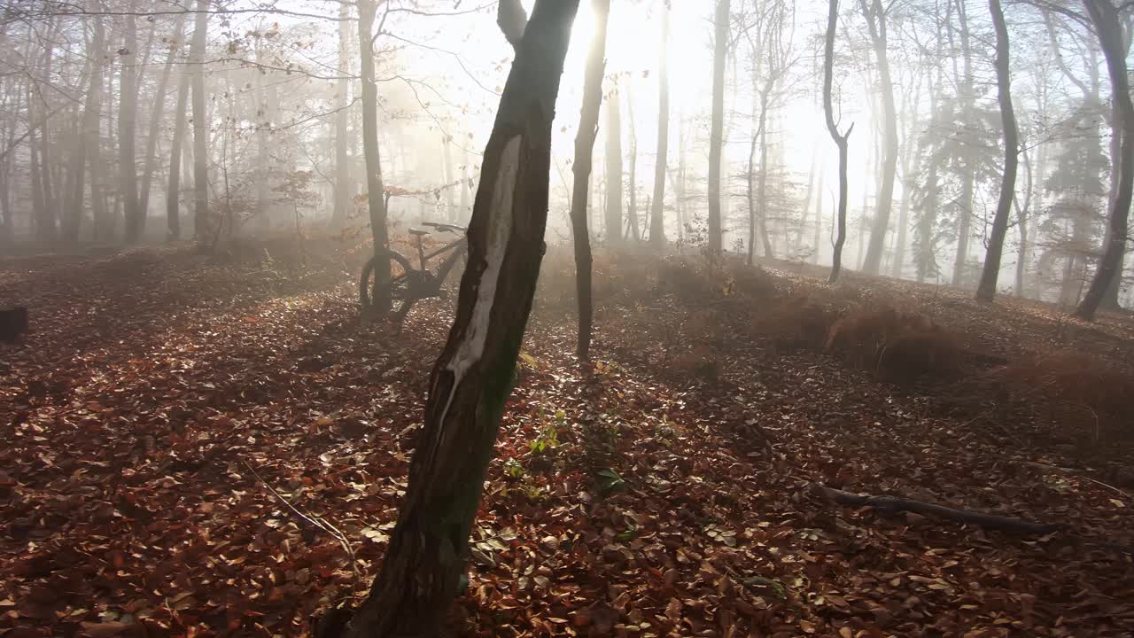 在秋天骑山地自行车视频素材