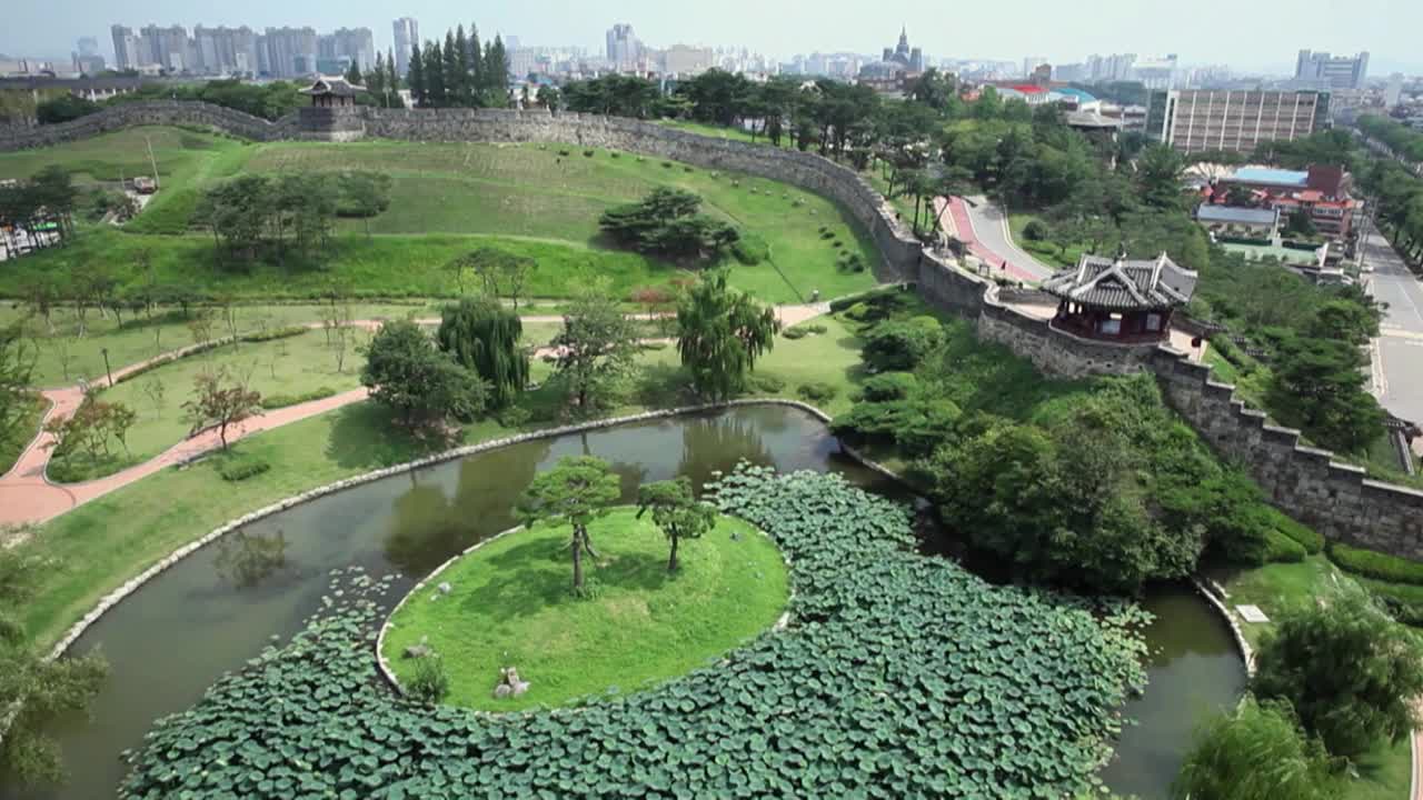 韩国京畿道水原市水原华城和市中心的风景视频素材