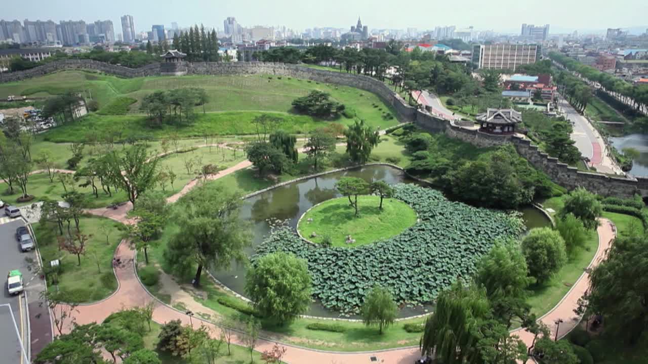 韩国京畿道水原市水原华城和市中心的风景视频素材