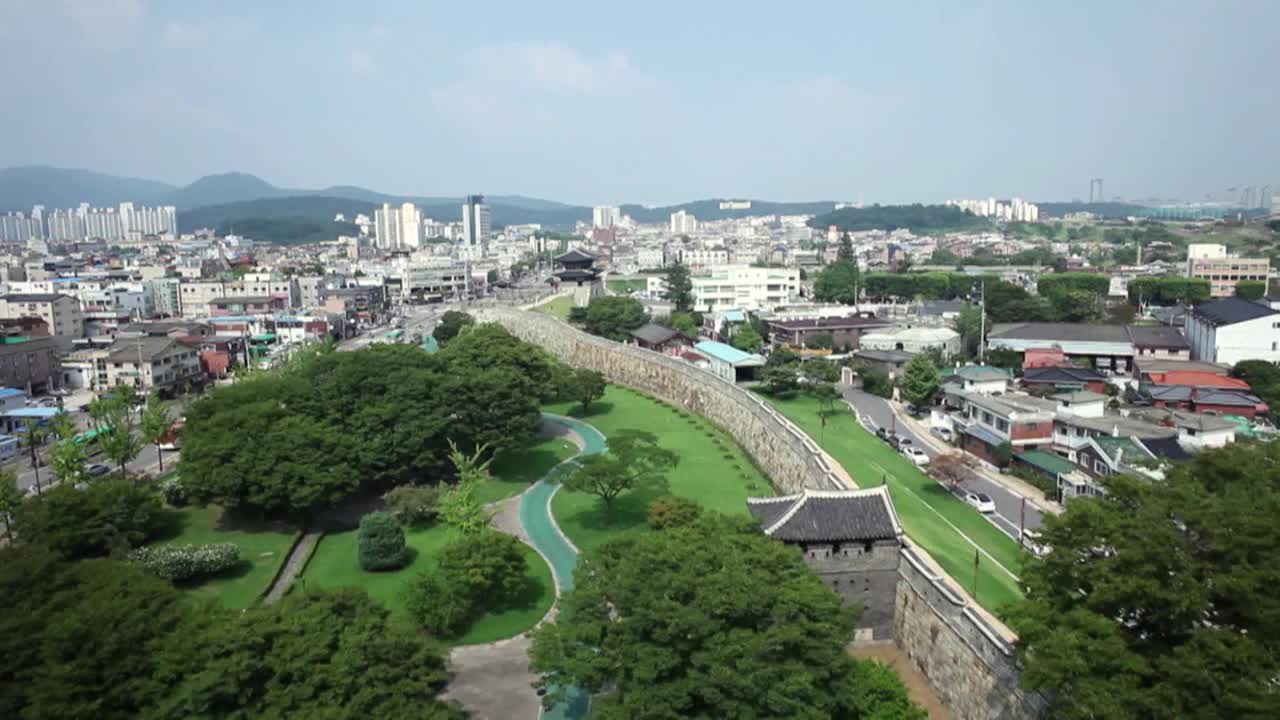 韩国京畿道水原市水原华城和市中心的风景视频素材