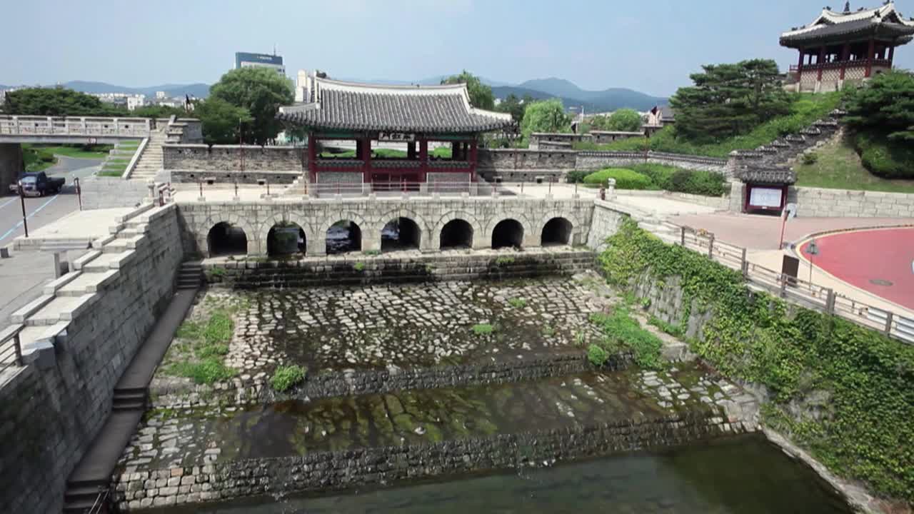 韩国京畿道水原市水原华城炮台的花洪门视频素材