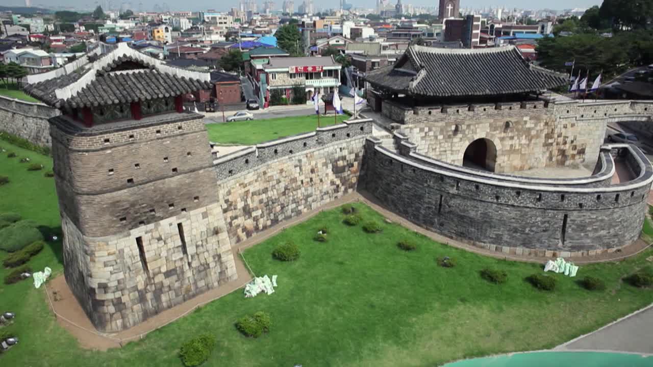 韩国京畿道水原市水原华城和市中心的风景视频素材