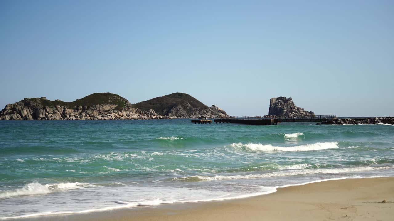 海景，可以看到岩石和没有人的海滩视频素材