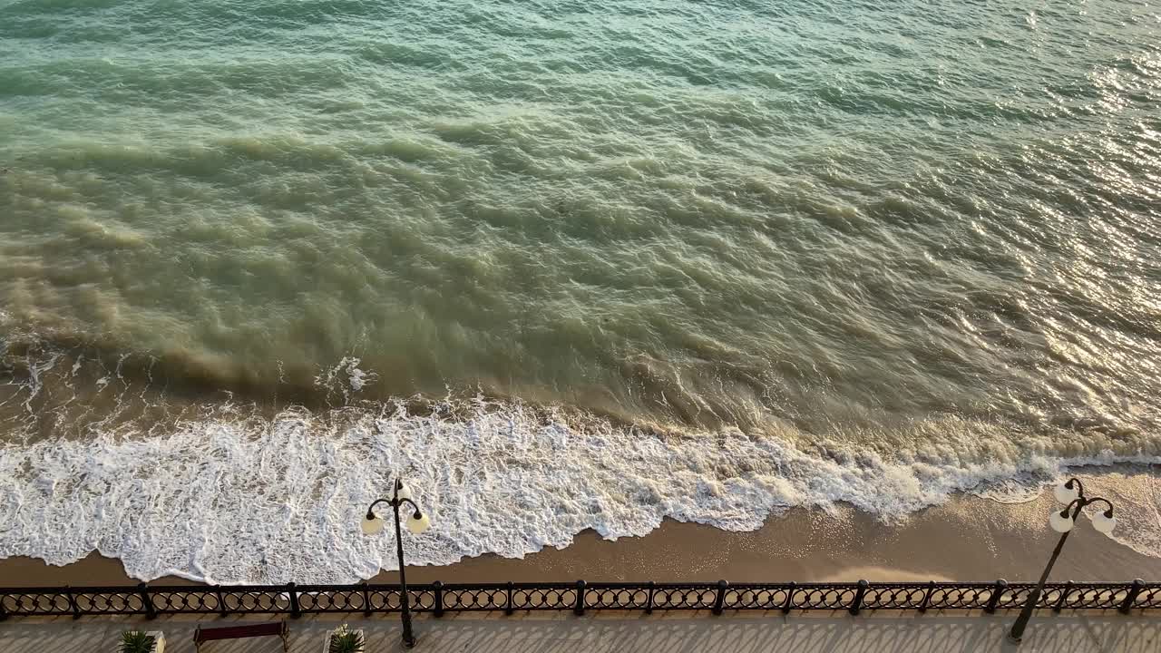 海景与暴风雨的海和堤岸。视频素材