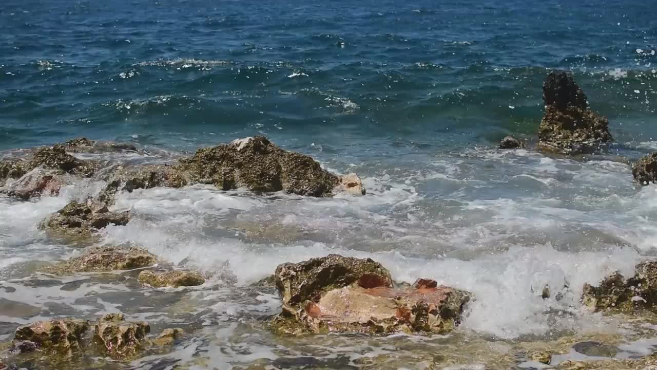 波浪撞击着海岸上的石头视频素材