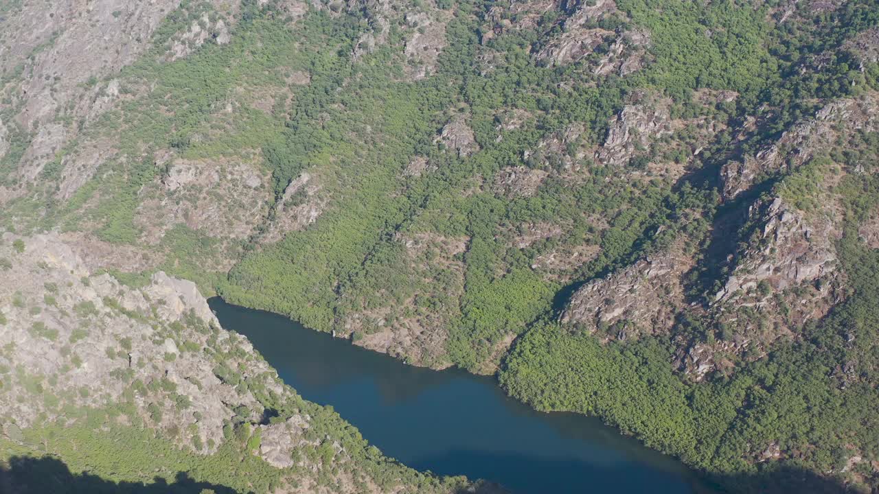 鸟瞰图，梯田葡萄园在浪漫的日落杜罗山谷附近的品豪村。在葡萄牙旅游的概念和葡萄牙最美丽的地方葡萄酒港葡萄酒农场Unesco视频素材