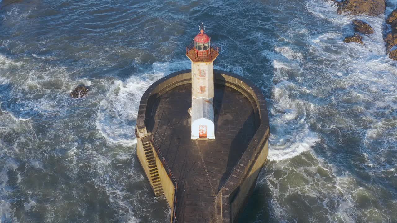 在海上最受欢迎的地方，在大浪鸟瞰。波尔图市的费尔盖拉斯灯塔和日出时的太阳。葡萄牙杜罗佛斯的灯塔。夏天的季节。4 k视频素材