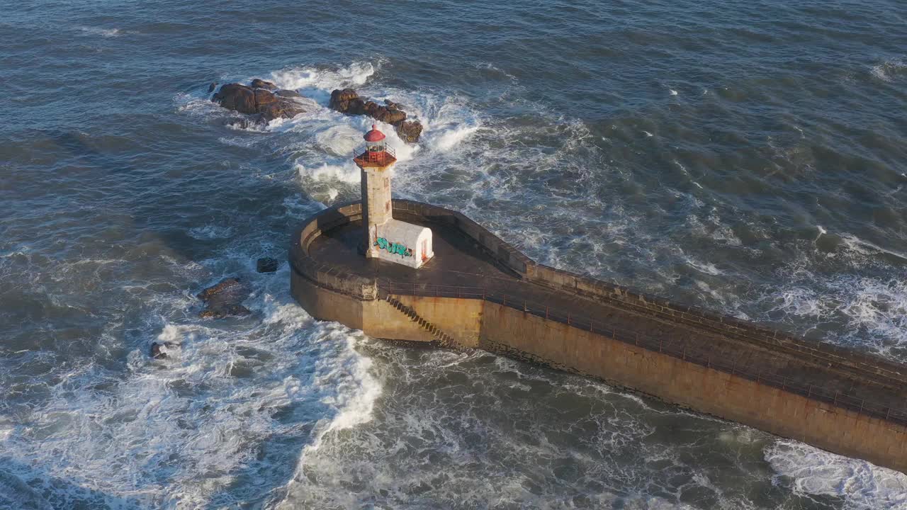 在海上最受欢迎的地方，在大浪鸟瞰。波尔图市的费尔盖拉斯灯塔和日出时的太阳。葡萄牙杜罗佛斯的灯塔。夏天的季节。4 k视频素材