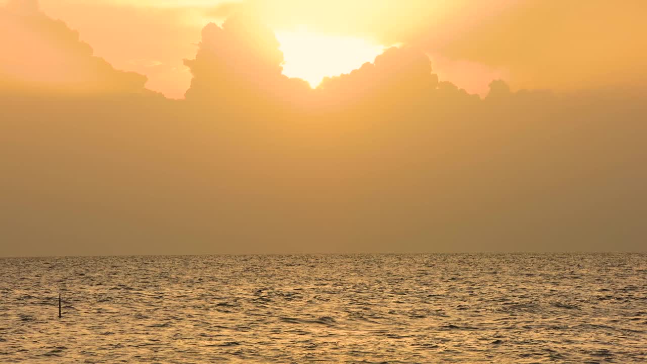 美丽的日落在海上时间流逝视频素材