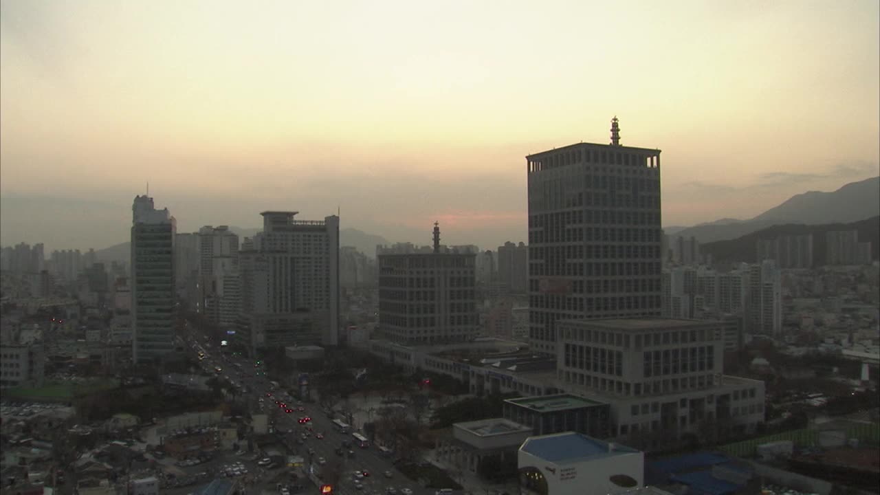 韩国釜山市中心的日落风景视频素材