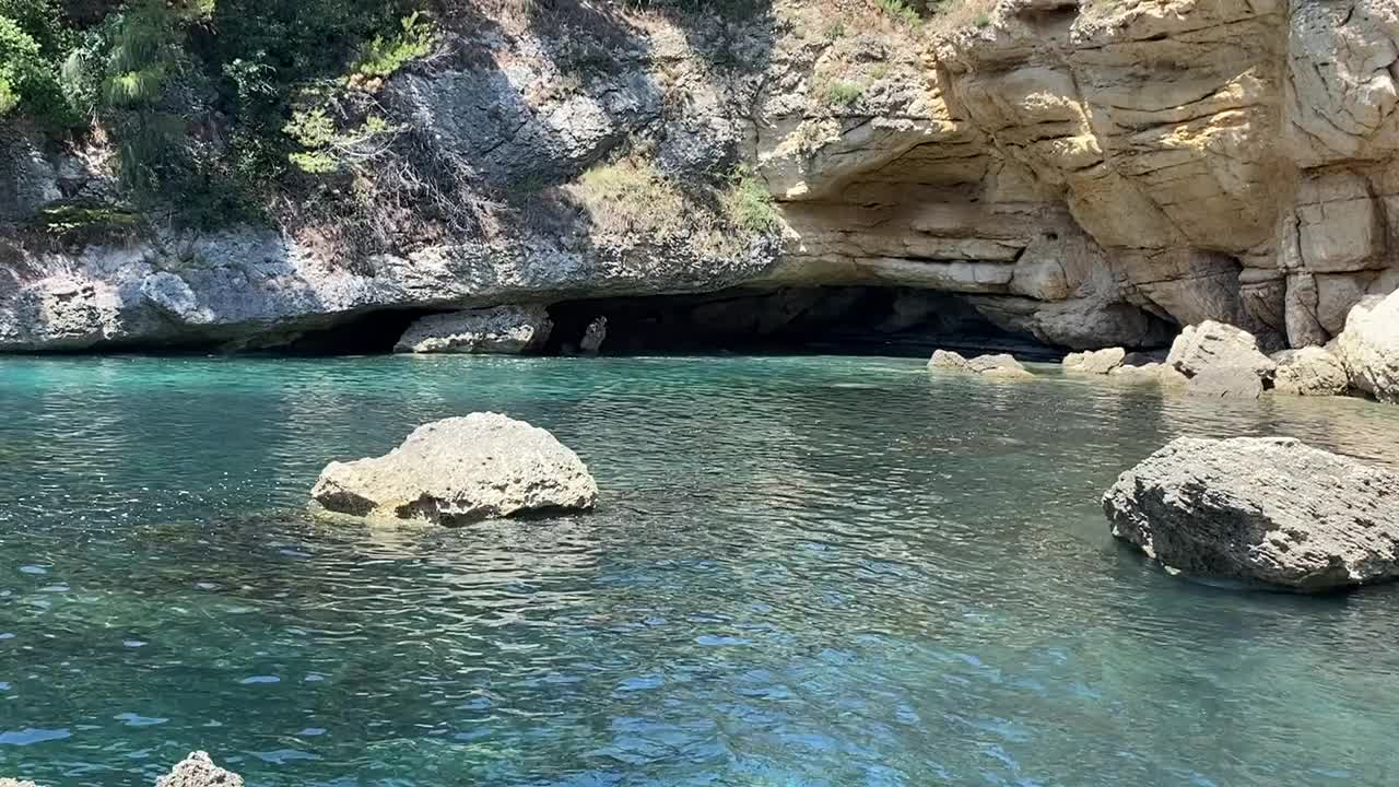 天堂海蓝色泻湖的岩石地中海海岸。碧绿的海水，夏日美妙的海景。晶莹剔透、碧绿翠绿的海水背景。热带海浪。卵石滩。美妙的闪闪发光的水。僻静的地方放松，禅意，f视频素材