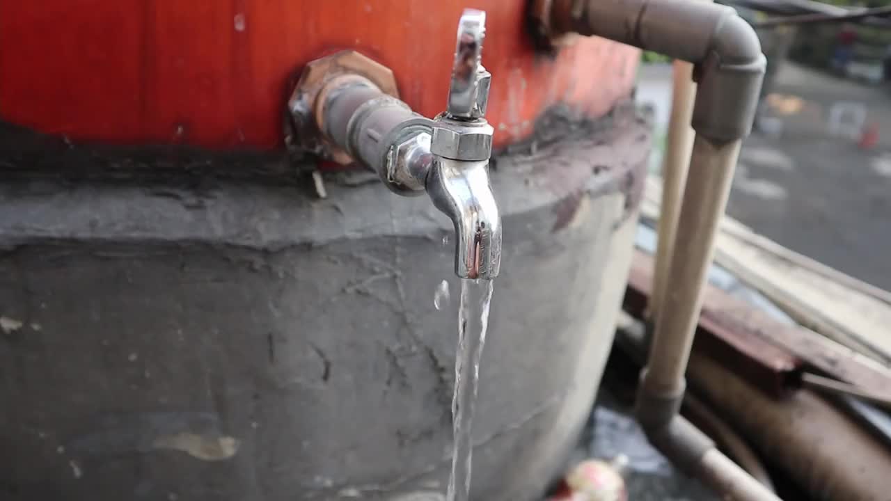 水从水龙头里流出来视频素材