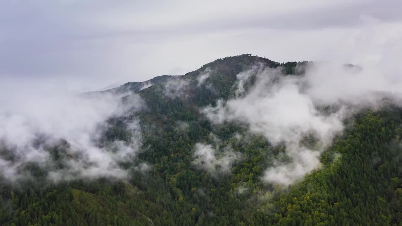 在云雾中飞过群山。视频素材