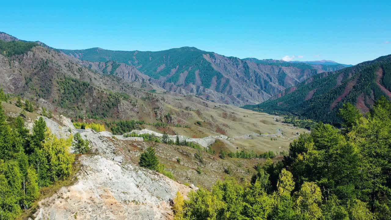 鸟瞰山道在阳光明媚的一天。视频下载