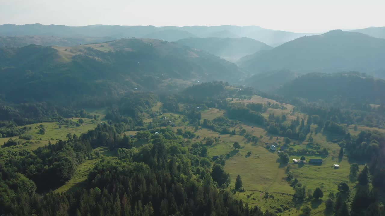 夏日鸟瞰图，浓雾笼罩着山谷周围的群山。视频素材