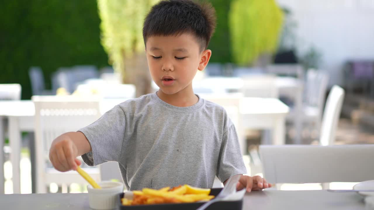 亚辛的早餐有垃圾食品，薯片。视频素材