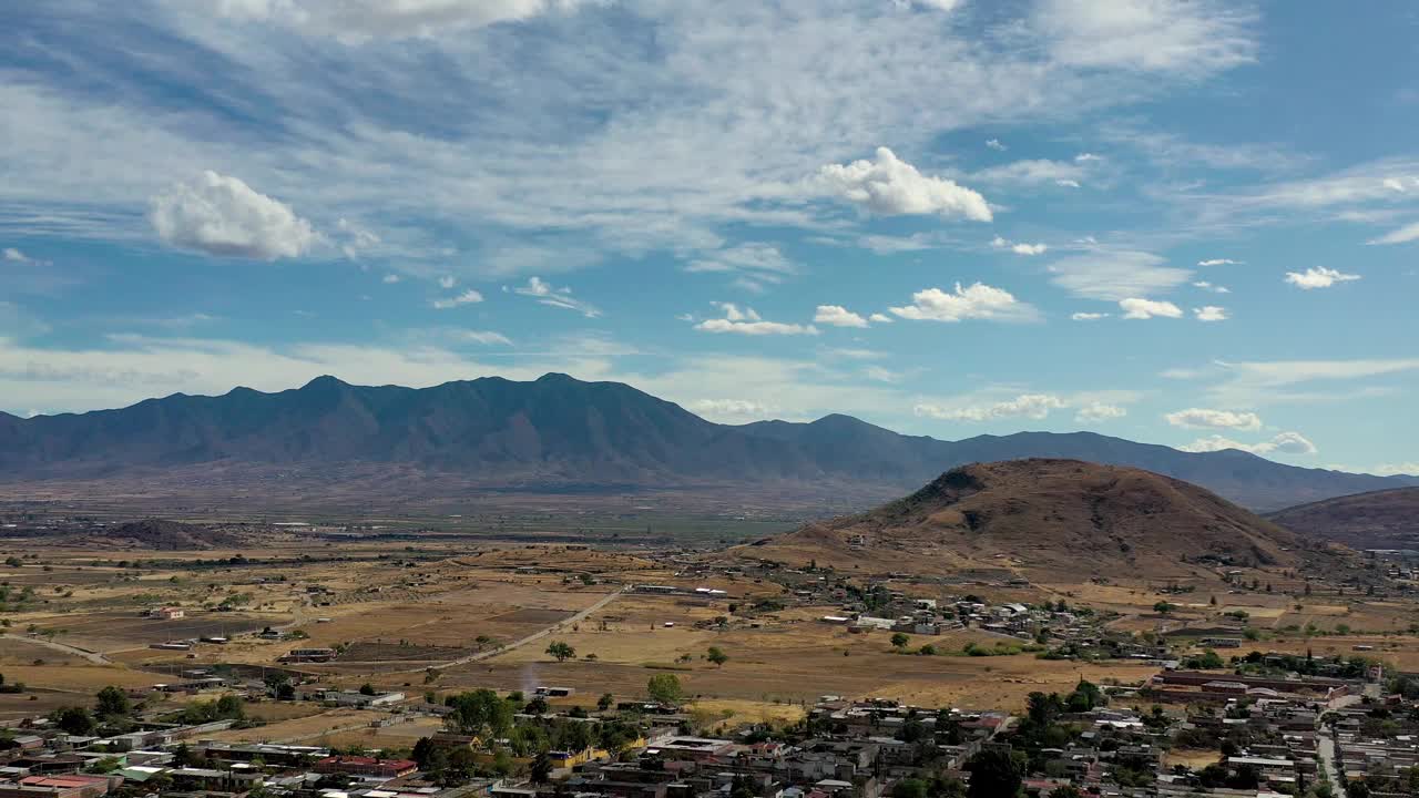 位于墨西哥瓦哈卡州特拉科卢拉的Teotitlan del Valle美丽的传统墨西哥村庄。工匠村以手工地毯而闻名。上面的无人机视频。视频素材