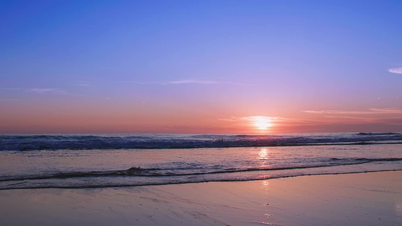 4K美丽的热带海滩，日落天空。美丽的普吉岛海滩是著名的安达曼海避暑胜地。区域无人机视野热带海滩与日落的海上视频素材