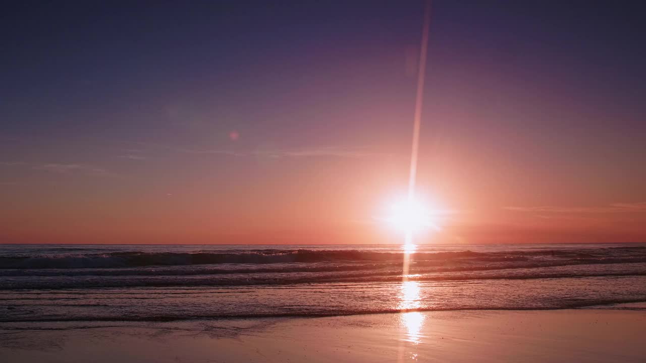 4K美丽的热带海滩，日落天空。美丽的普吉岛海滩是著名的安达曼海避暑胜地。区域无人机视野热带海滩与日落的海上视频素材