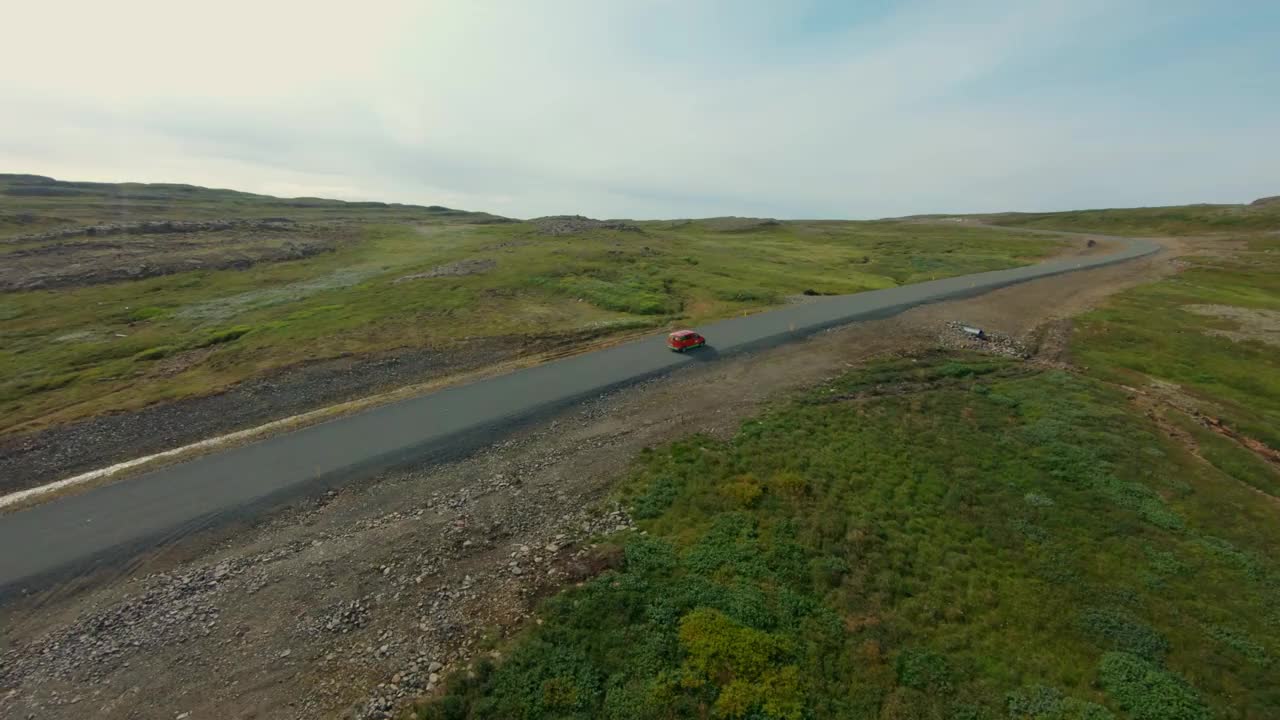 鸟瞰货车行驶在冰岛的道路上视频素材