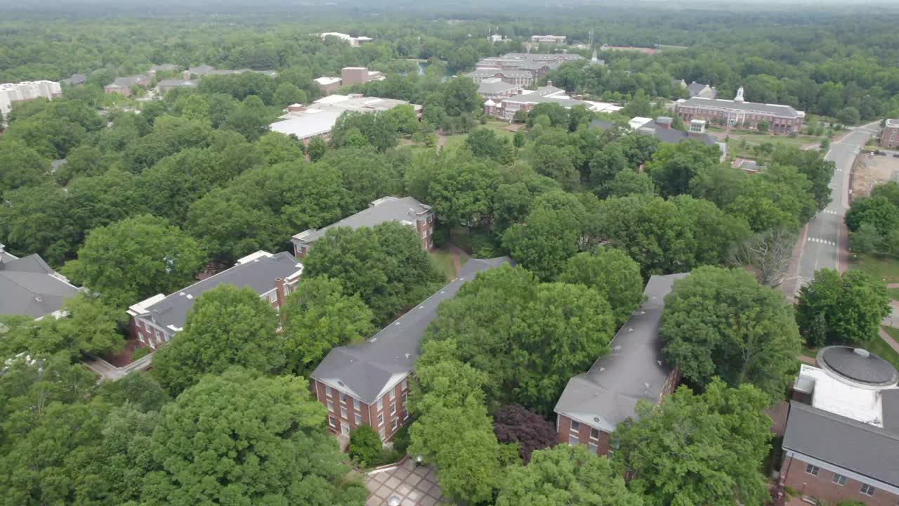 春天的大学校园上空视频素材