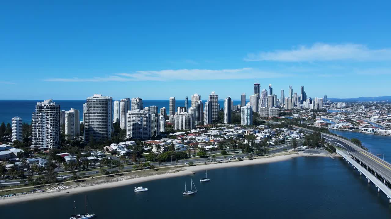 鸟瞰图的沿海城市蔓延与高耸的高层天际线和城市基础设施。视频素材