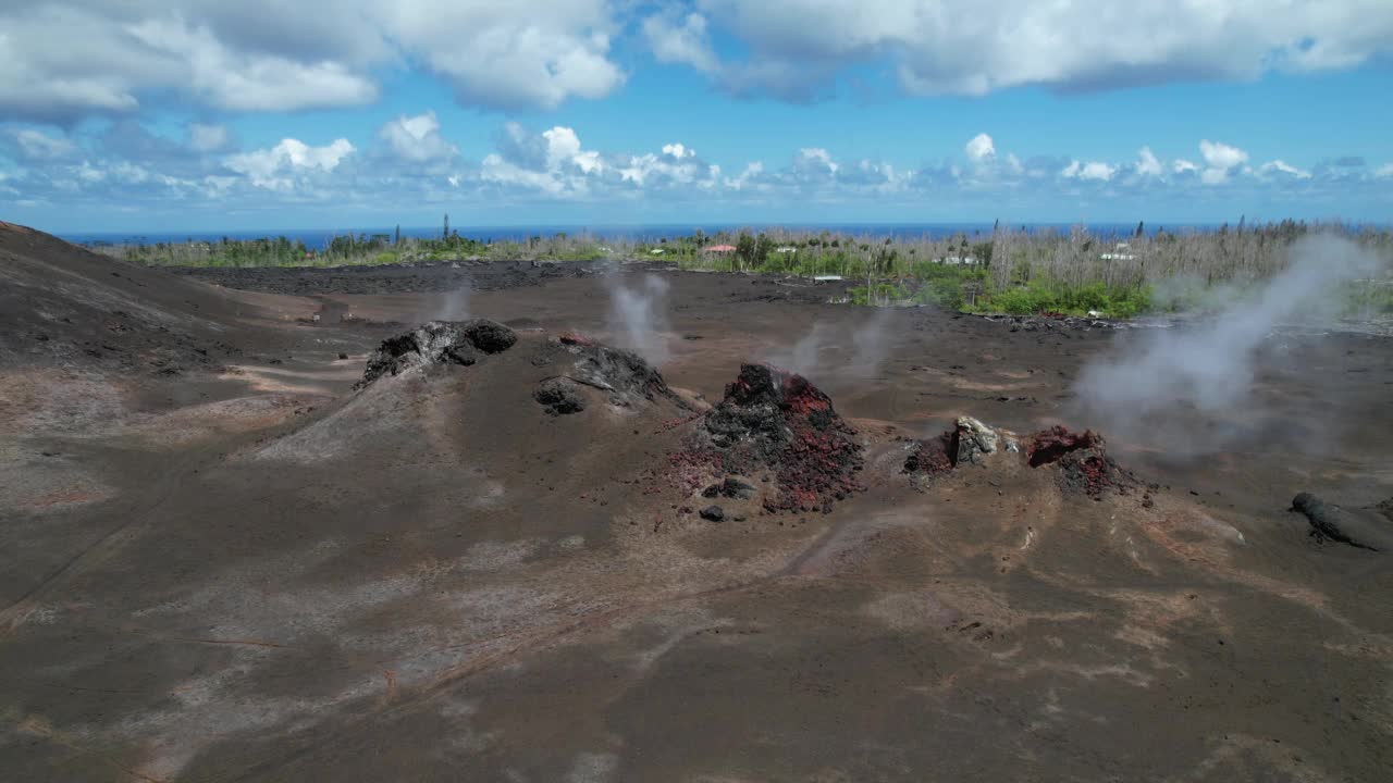 黑色火山景观中的火山口正在释放气体(空中4K无人机视频)视频素材