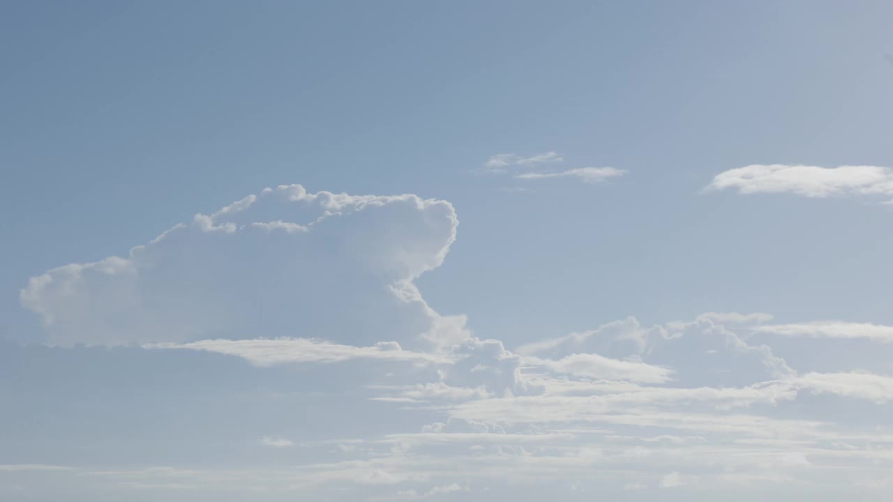 美丽的风景和电影的观点和时间流逝的4K云在晴朗的天空与快速移动的运动显示天气的自然演变从晴朗的天空风暴与乌云在晚上视频素材