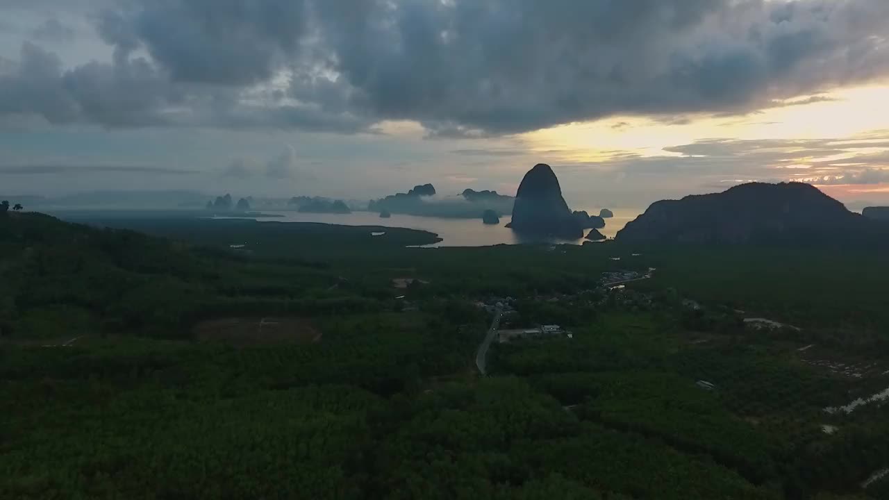 鸟瞰图(无人机拍摄)，Samet Nangshe在泰国南部攀牙的清晨日出。视频素材