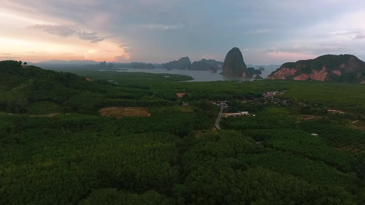 鸟瞰图(无人机拍摄)，Samet Nangshe在泰国南部攀牙的清晨日出。视频素材