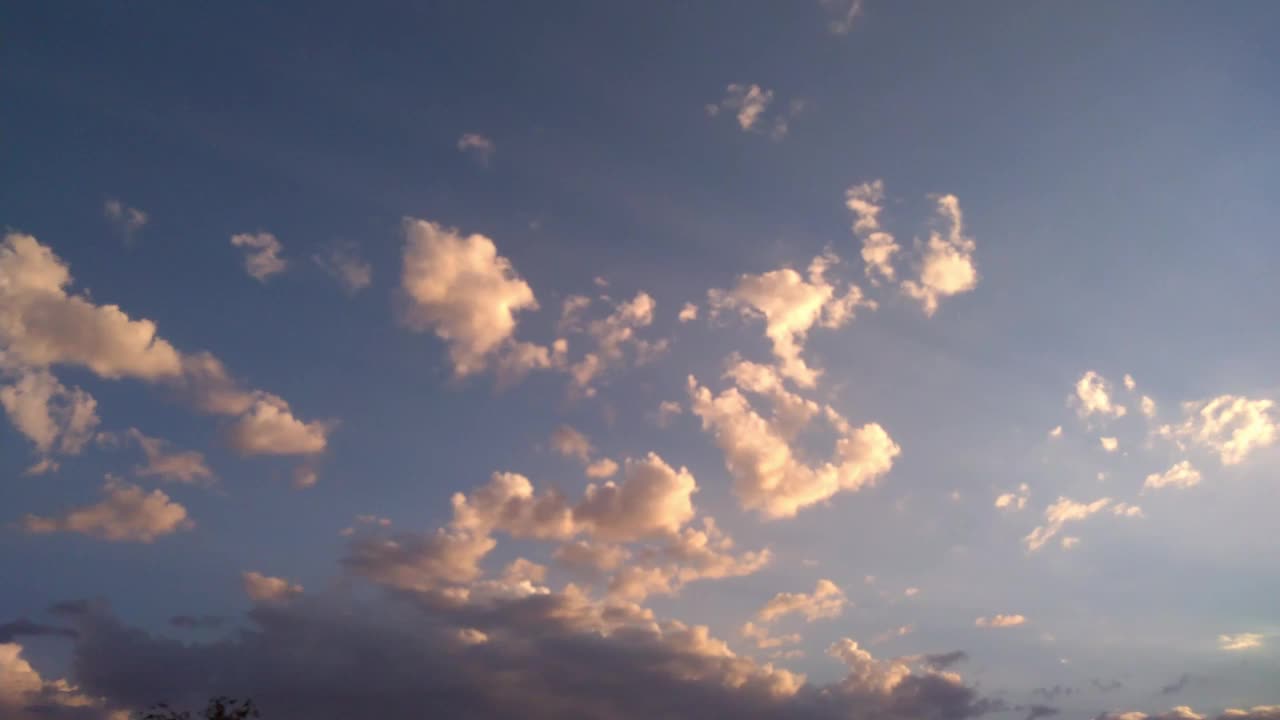 日落时戏剧性的天空。渐变颜色。天空纹理，抽象的自然背景。下雨前天空乌云密布视频素材