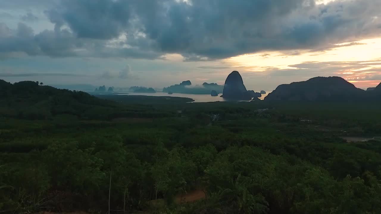 鸟瞰图(无人机拍摄)，Samet Nangshe在泰国南部攀牙的清晨日出。视频素材