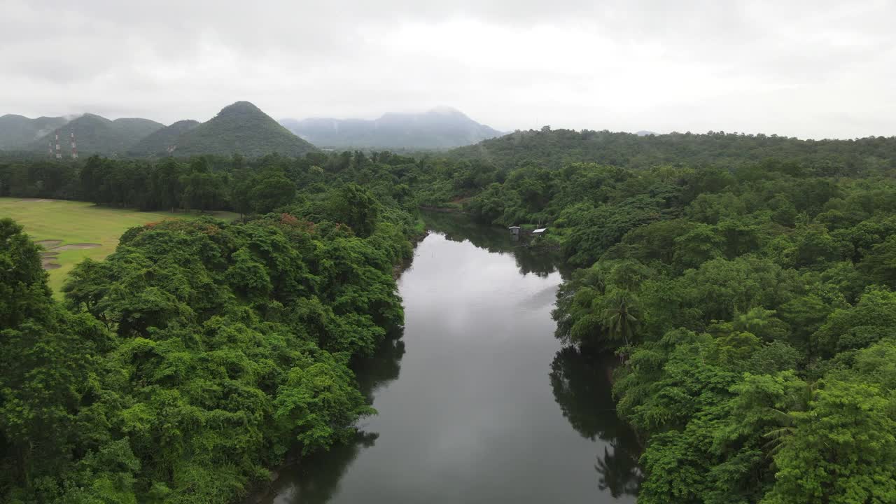 鸟瞰绿色大自然，宁静河流，雨后飞越热带绿色森林视频素材