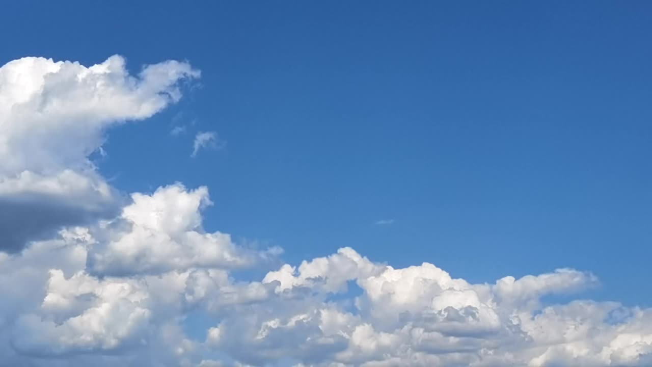 云蓝色的天空在夏天天气时间推移视频希腊视频素材