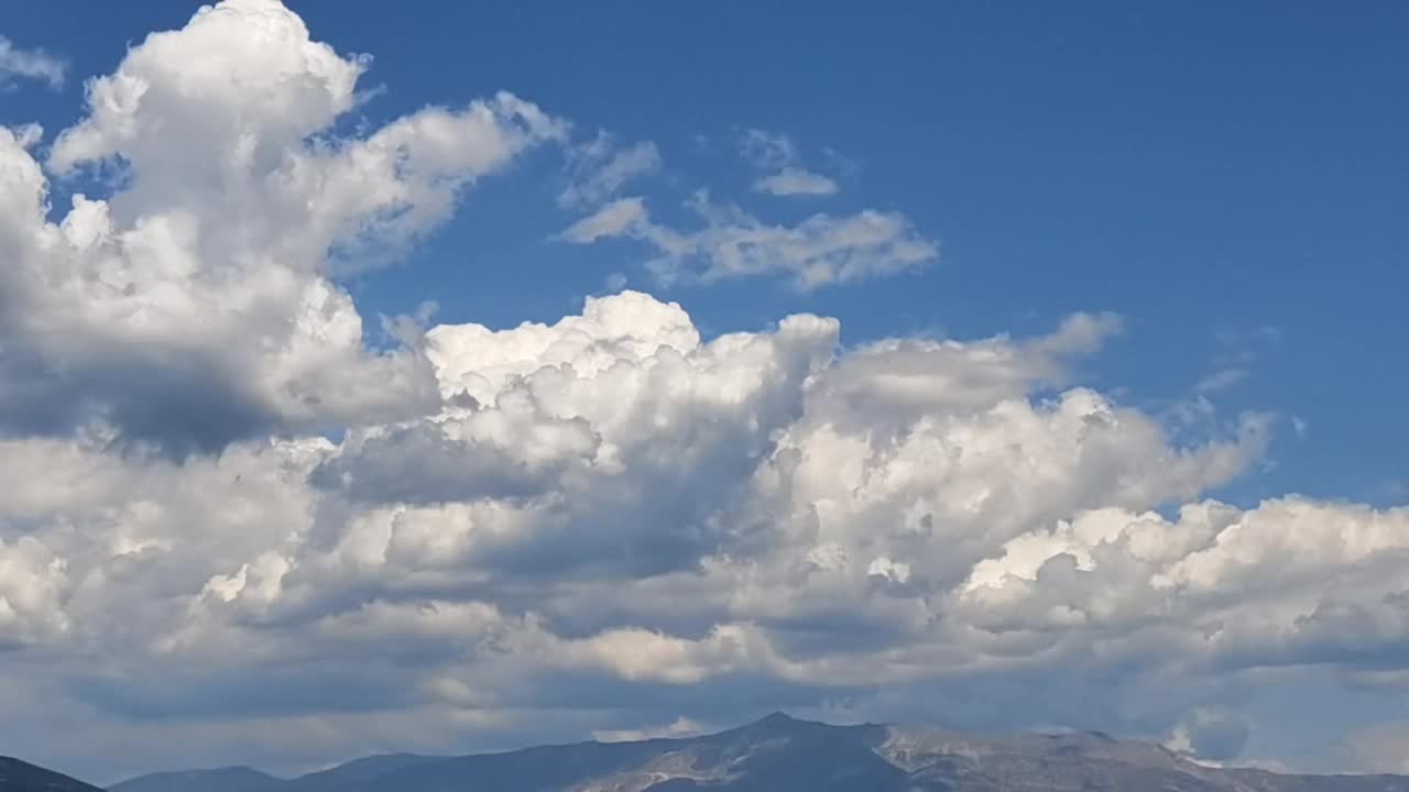 天空云蓝色的天空在夏天天气时间推移视频希腊视频素材