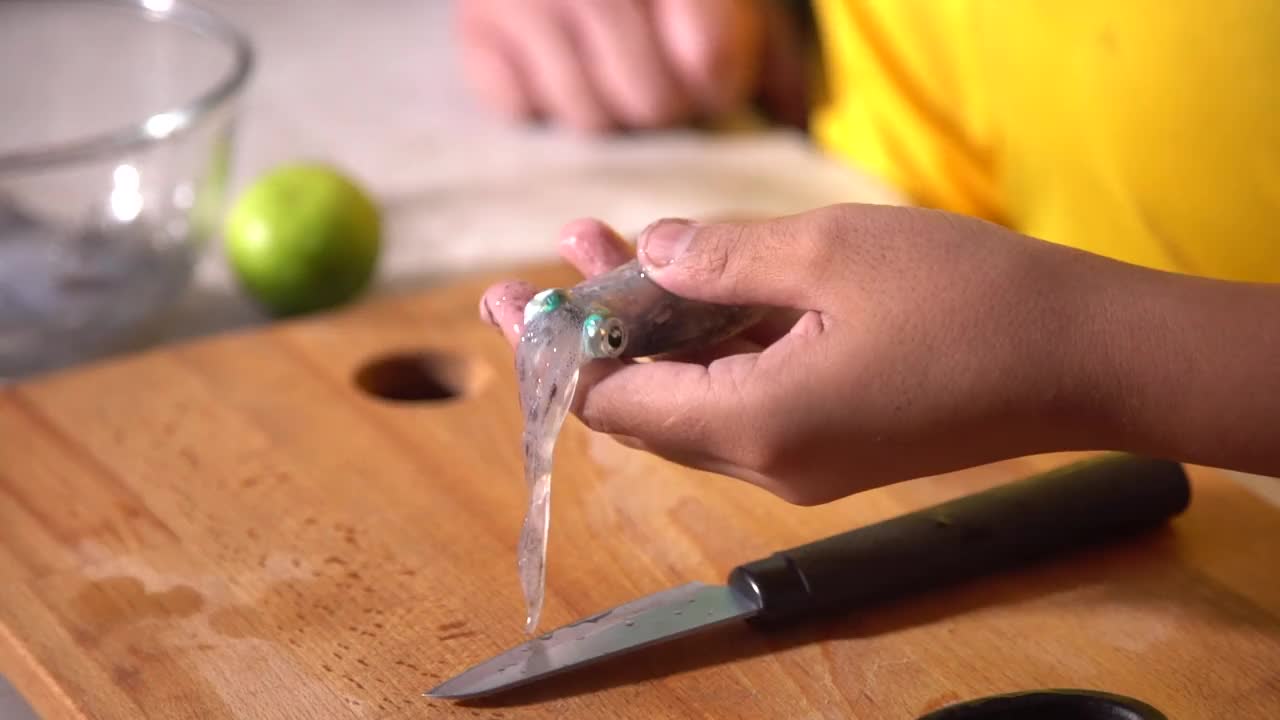 厨师在砧板上准备新鲜鱿鱼，近距离制作鱿鱼视频素材