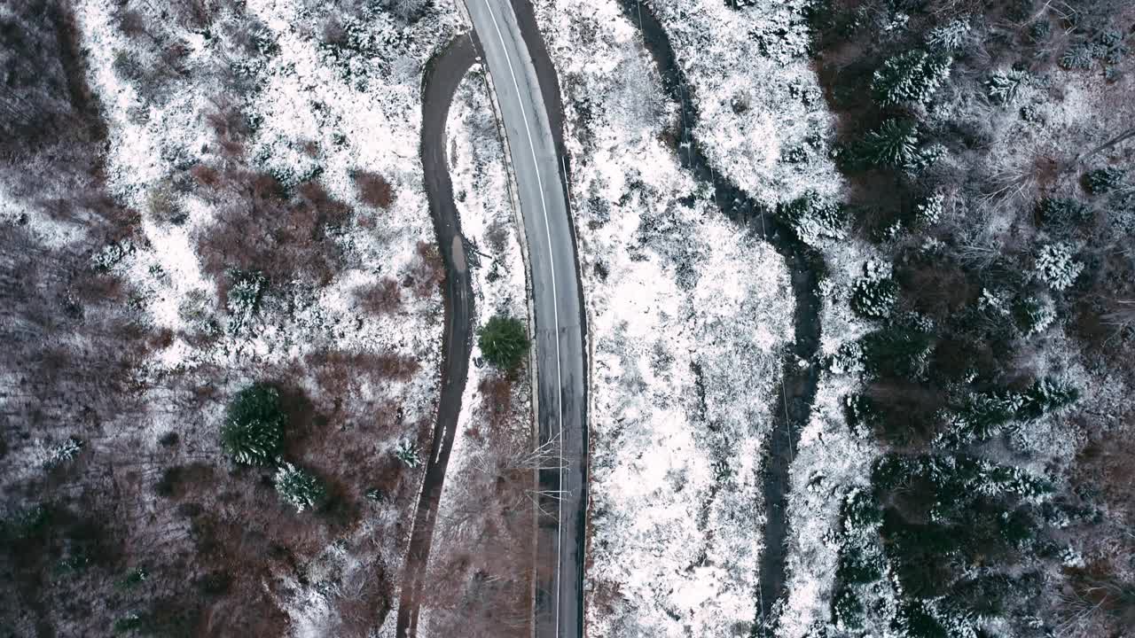 道路沿着下雪的自然视频素材