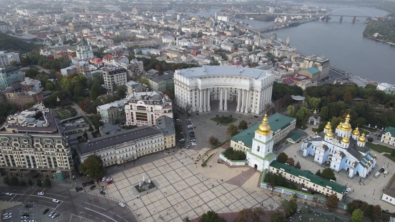 乌克兰基辅的秋天鸟瞰图:圣迈克尔的金色圆顶修道院。基辅视频素材