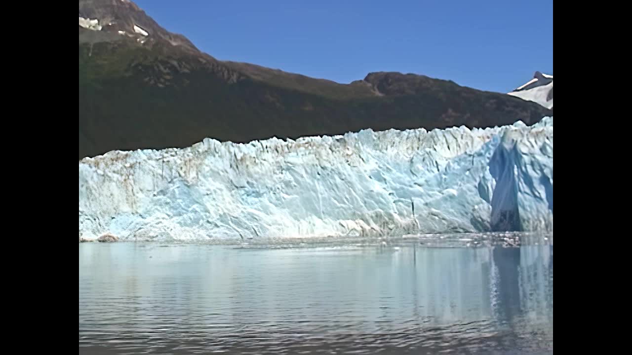 哥伦比亚冰川映照在海面上视频素材