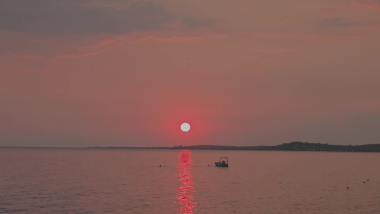 希腊海滩上令人惊叹的日落。地中海。美丽的自然背景。希腊。视频素材