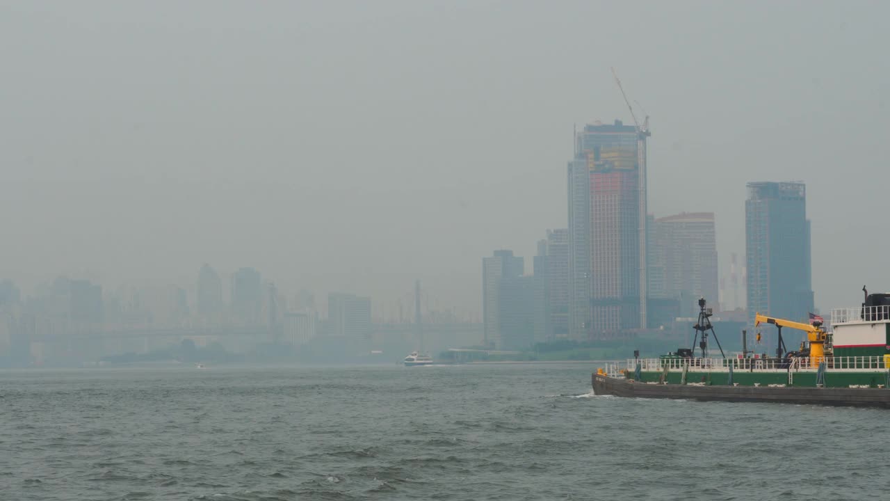 美国西部野火的烟雾到达了纽约市视频素材